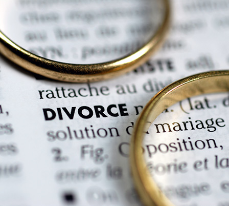 Two wedding rings over the word divorce